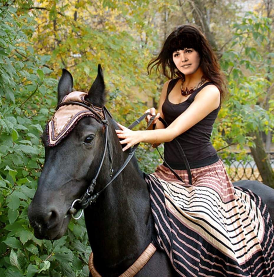 Негритянку конем. Девушка верхом на лошади в платье. Девушка сидит на лошади. Девушка на коне. Женщины на лошадях в юбке.