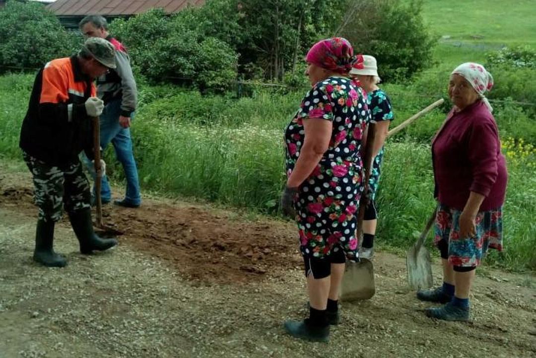 Пенсионерки деревне. Пенсионерка в деревне. Бабушка в деревне. Сельские бабки на огороде. Бабка в деревне.