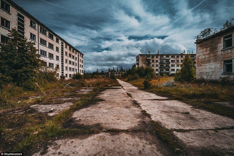 13. Бывший советский военный городок Скрунда-1 в Латвии, в котором жили около 5000 советских военных, работников радиолокационной станции и членов их семей. Город был заброшен в 1998 году. заброшенное, заброшенные места, заброшенные объекты, интересное, находки, подборка, разрушенное, фото