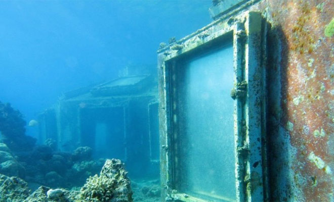 Водолазы нашли дверь на дне моря и решили открыть ее: сооружение бросили много лет назад