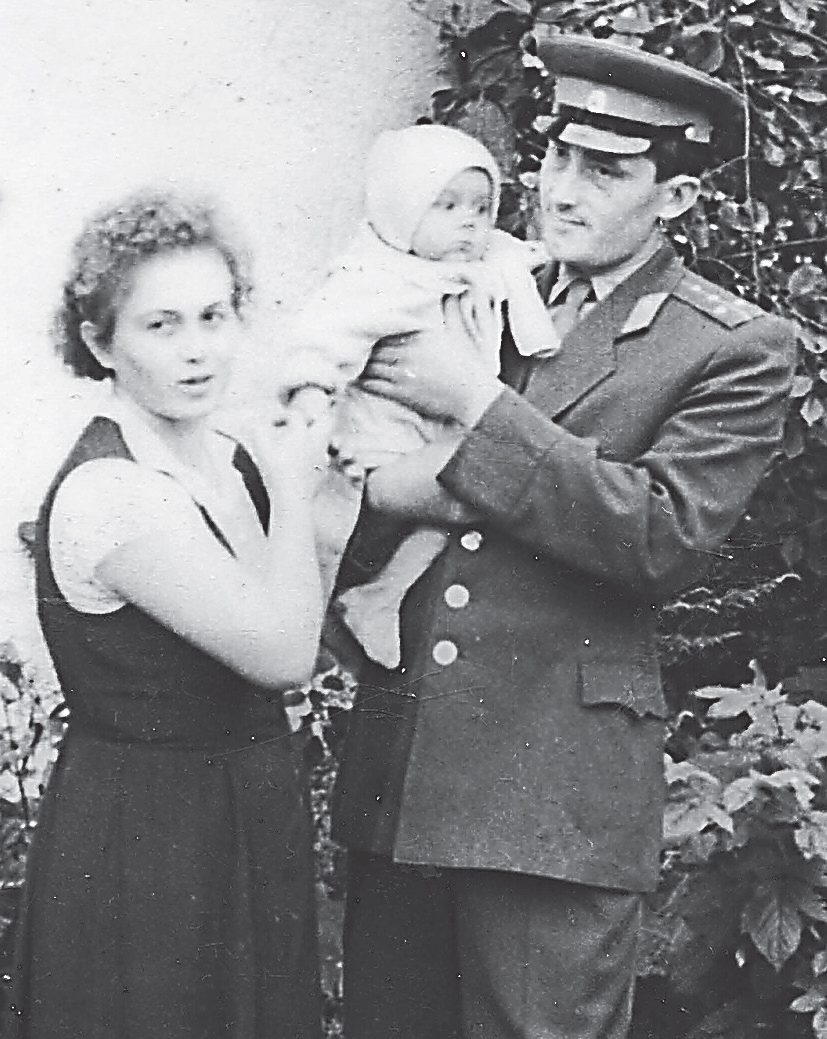 Маленький Гедиминас с отцом Леонасом Тарандой и матерью Галиной. Калининград.