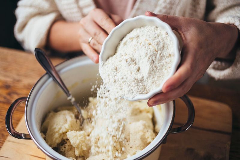 Муки и манки. Манная мука. Замешиваем манку. Добавить муку, вымесить картофельное тесто..