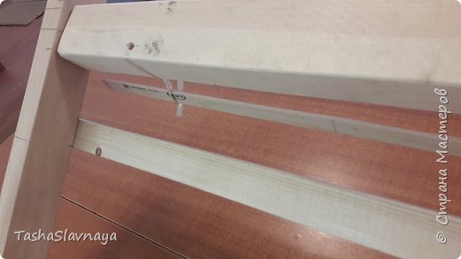 Доброго времени, Страна Мастеров! Строительство... конструирование... (или как еще сказать) ткацкого станка из личного опыта) Материалы: Брус 3на4, брус 4на5, 8 школьных деревянных линеек 50см длинной, рейка3на1,5, рейка 4на 0,5, клей Момент-Кристалл, болты длинные с барашками, саморезы по дереву,кусок послойной фанеры. Инструменты: Ножовка, дрель, лобзик. При кажущейся простоте конструкции, пришлось повозиться... и прибегнуть к помощи знакомого молодого человека) Поскольку 90 процентов деталей я выпиливала сама, то весь процесс изготовления занял у меня около двух недель... время от времени конечно) фото 13