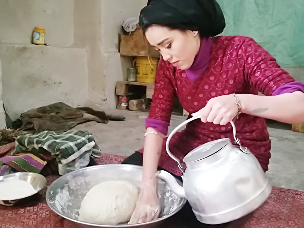 Всем привет! Многие думают, что от таджичек воняет, чтобы иностранцы не положили на них глаз. Но на самом деле - всё совсем по другому. И неприятный запах - это наоборот признак красоты.-10