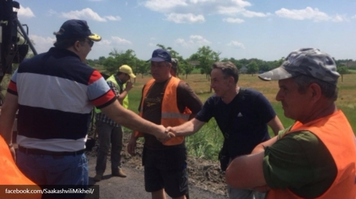 Палаточник с большой дороги: Саакашвили перебрался работать на трассу