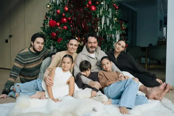 Торт с лепестками роз, виды на Кремль и Ксения Собчак среди гостей: оперный певец Ильдар Абдразаков отметил 10-ю 