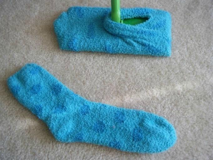 Чтобы протереть пол от пыли, наденьте старые синелевые носки и пройдитесь в них по всей квартире. Также, можно одеть носок на швабру и протереть пол в труднодоступных местах.