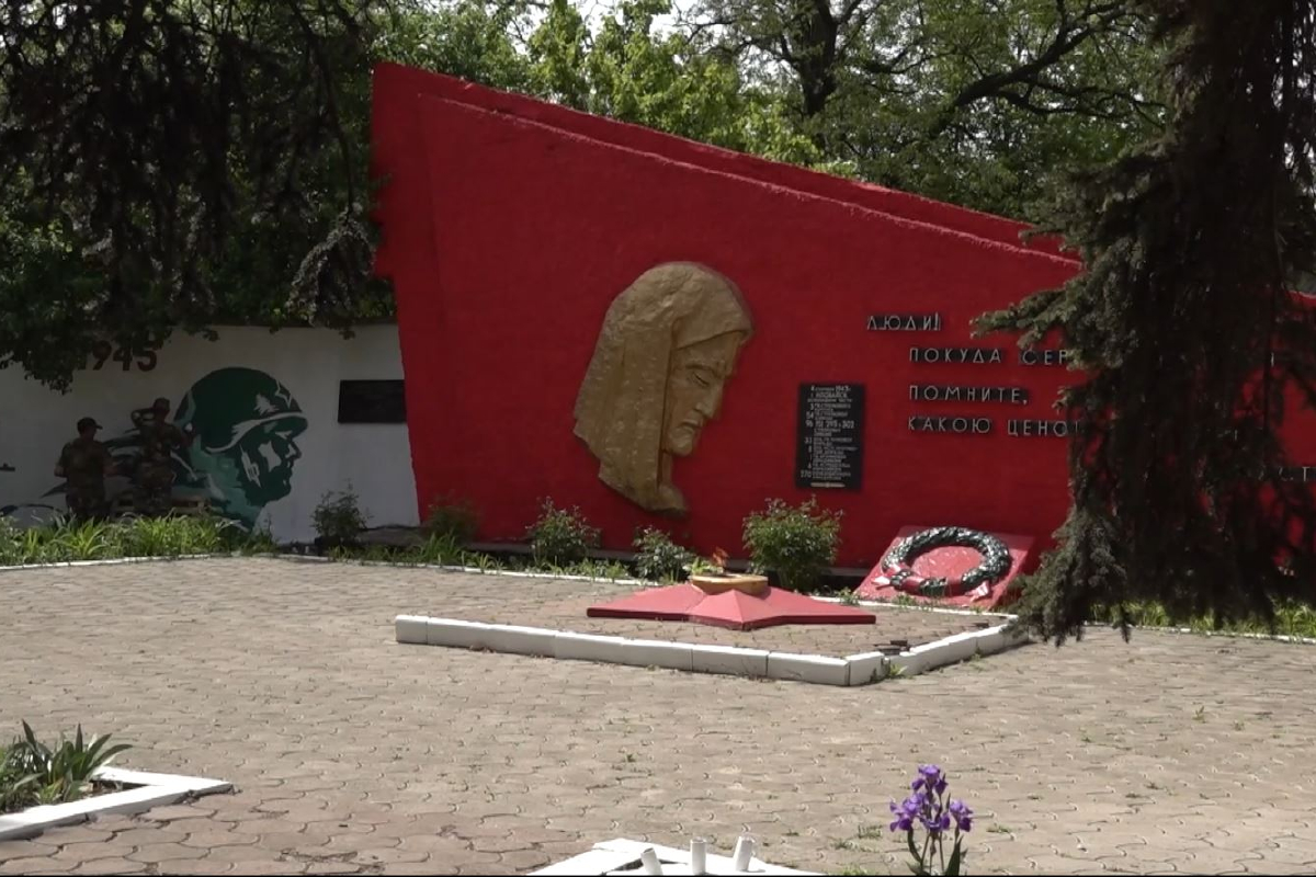 Военнослужащие ЦВО восстановили мемориал ВОВ в тыловом районе ДНР