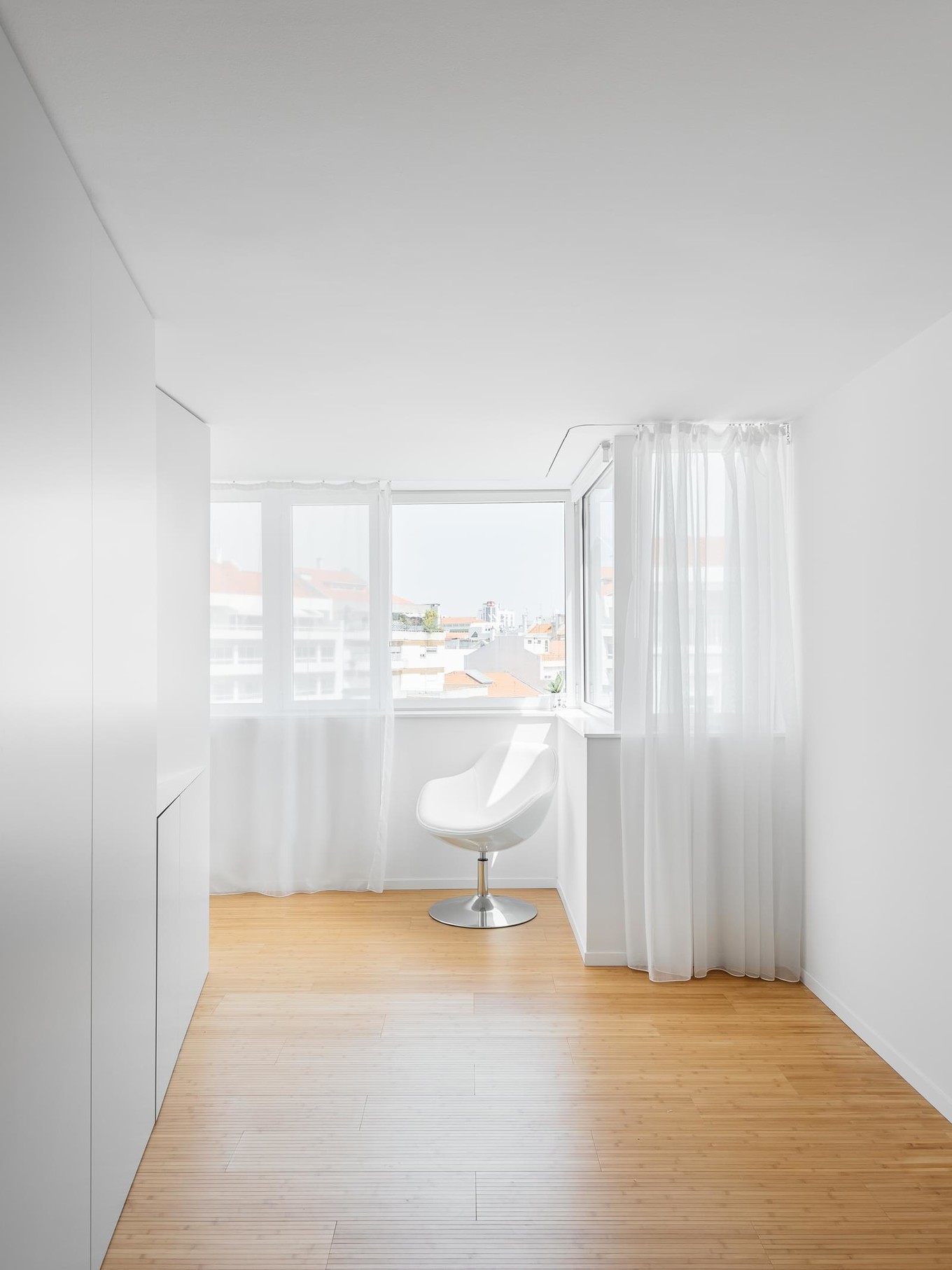 Интерьер квартиры с одним окном в Португалии