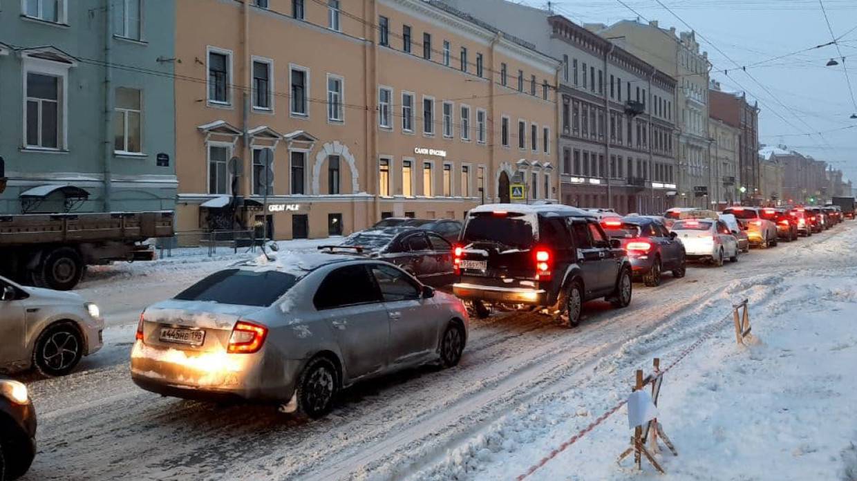 Скользящие по гололеду машины перекрыли трамвайные пути в Петербурге