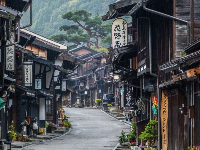 Дорога между двумя городками-заставами, которые сохранились еще с тех времён, когда Японией правили сегуны.