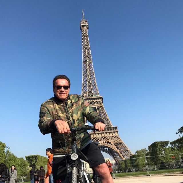 Шварценеггер на велосипеде влез в кадр и испортил фото туристам из Таиланда Арнольд Шварценеггер, испортил фото, париж, прогулка