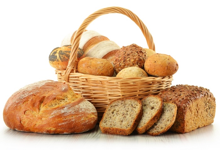 Правильнее всего хранить хлеб при комнатной температуре (в хлебнице или бумажном пакете). 