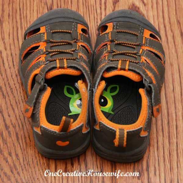 3. Наклейка в каждом ботинке поможет вашему ребенку определить, на какую ногу какой надевать дети, подсказки, родители, хитрости