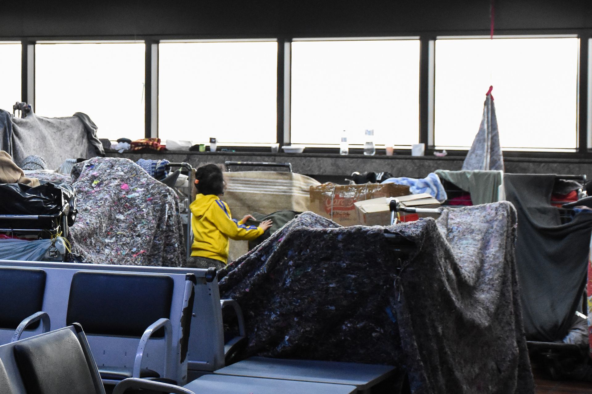 Афганские беженцы устроили палаточный лагерь в аэропорту Сан-Пауло