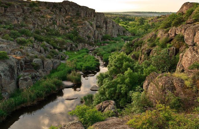 Один из самых необычайных комплексов лесной и водной экосистем, в обрамлении гранитных валунов, с ансамблем из скал.