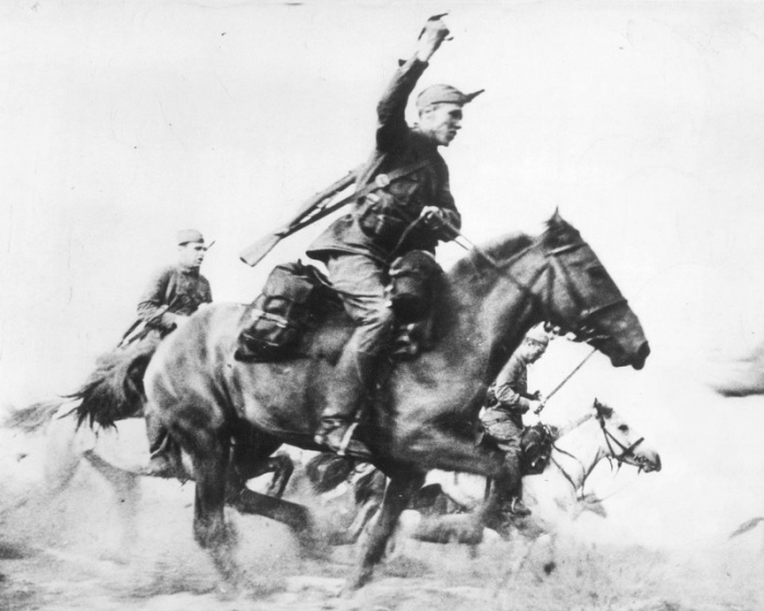 Советские кавалеристы.