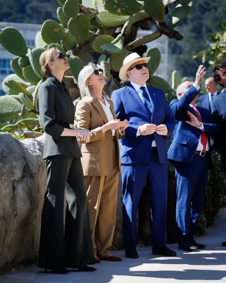 Княгиня Монако Шарлен, князь Альбер II и принцесса Каролина посетили Экзотический сад в Монако Шарлен, князь, Альбер, IIКнягиня, принцесса, княгиня, Каролина, IIПринцесса, Монако, Экзотический, ШарленКнягиня, детей, время, несколько, солнцезащитные, КаролинаКнягиня, отношениях, принц, слухи, между