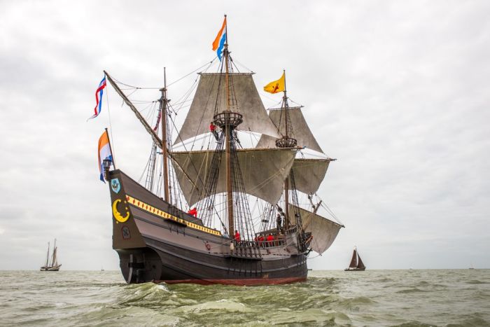 Реконструкция судна Голландской Ост-Индской компании Halve Maen. | Фото: youmedemblik.nl.