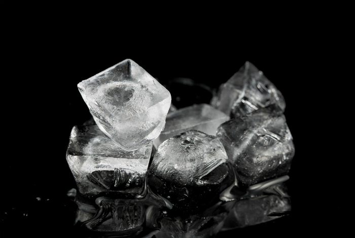 Кубики льда с активированным углем.