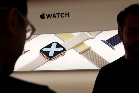 Реклама часов Apple Watch в фирменном магазине Apple в Мехико-Сити, Мексика, 25 сентября 2019 года. REUTERS/Carlos Jasso
