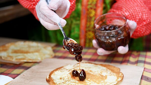 Диетолог рассказала, чем заменить варенье к блинам в Масленицу