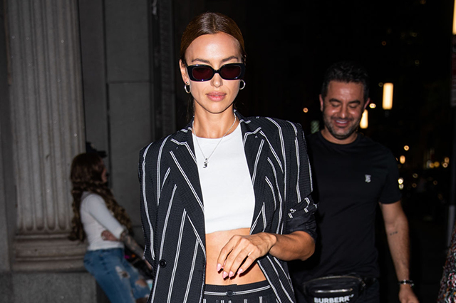 Уличный стиль знаменитости: Ирина Шейк в брючном костюме на прогулке в Нью-Йорке