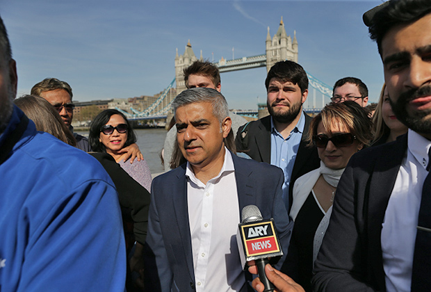 Первый в истории Лондона мэр-мусульманин Садик Хан (в центре)