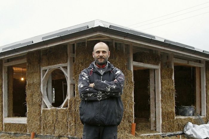 Владикавказский бизнесмен построил себе дом из соломы 