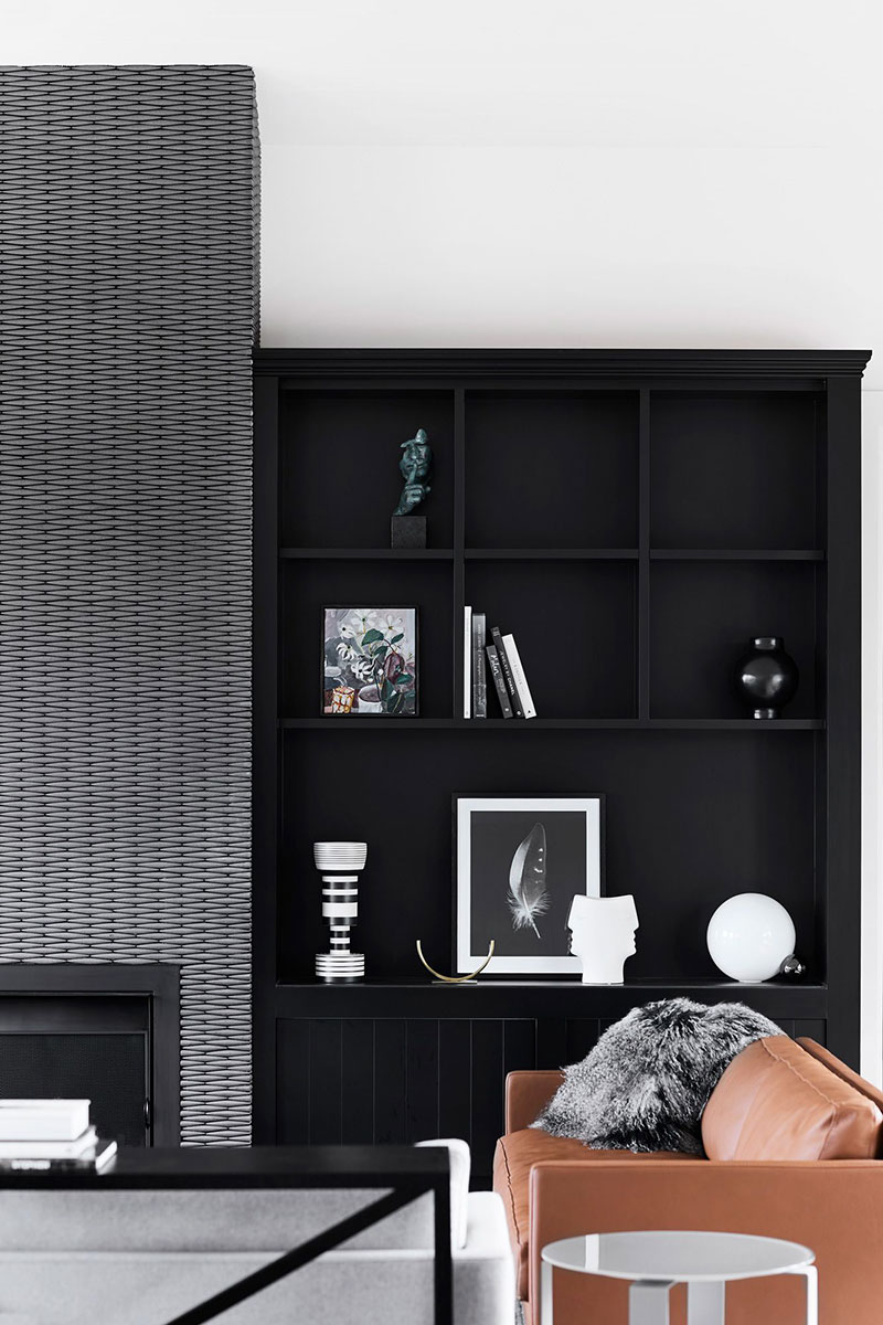 Необычный дом с чёрным фасадом в Австралии