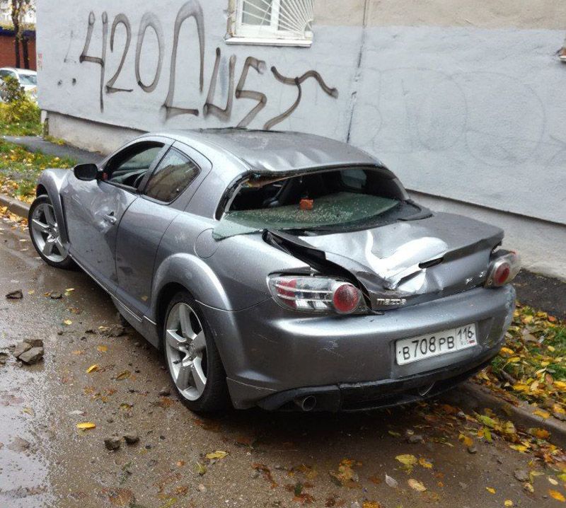 На припаркованный на газоне автомобиль падали кирпичи mazda, авто, автоместь, быдло, вандализм, газон, месть, парковка