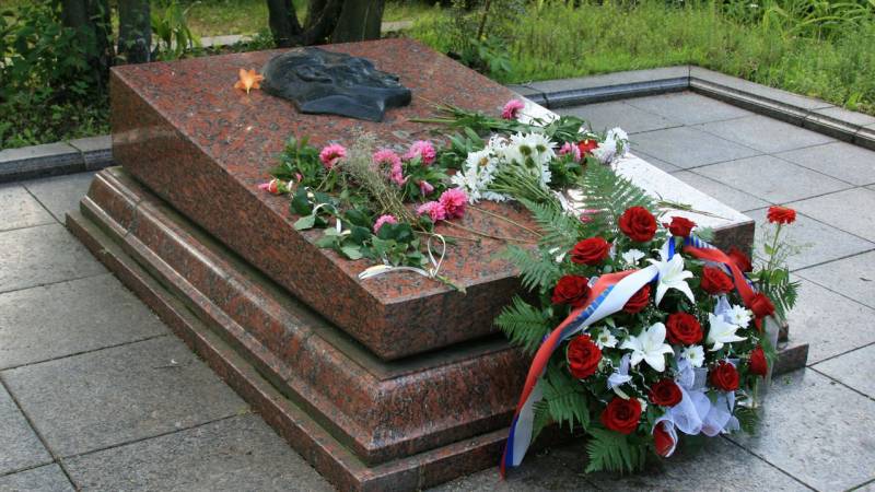 Львов против Киева: почему Западная Украина не отдает России останки героя ВОВ Кузнецова