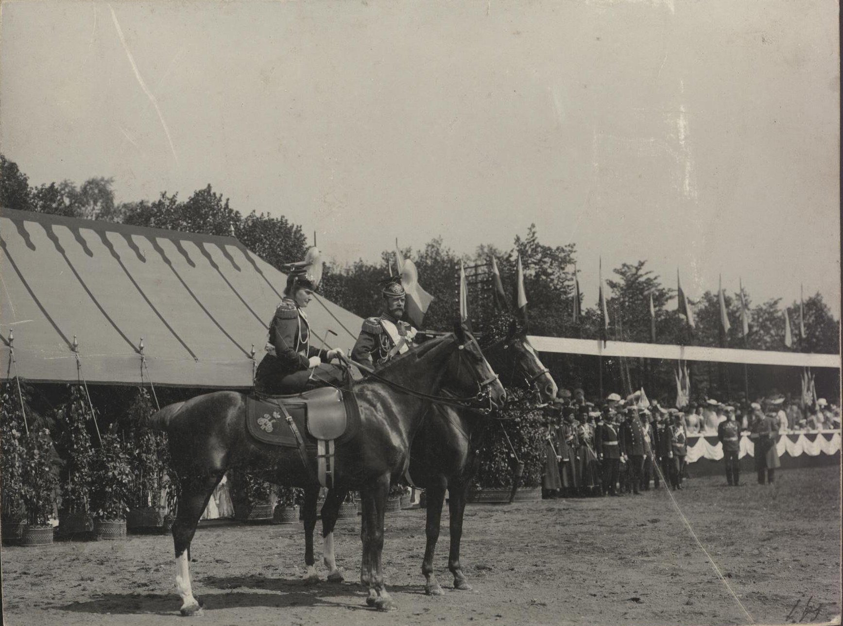 1900-е. Император Николай II и императрица Александра Фёдоровна верхом.jpg