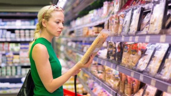 Врач Джазаев объяснил, что такое «мясной клей», который тайно кладут в колбасу и творог