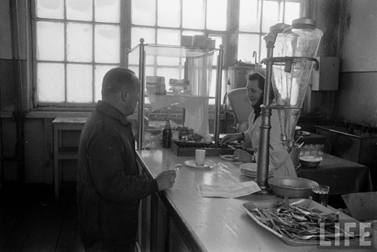 Журнал LIFE: Будни семьи ленинградского рабочего 