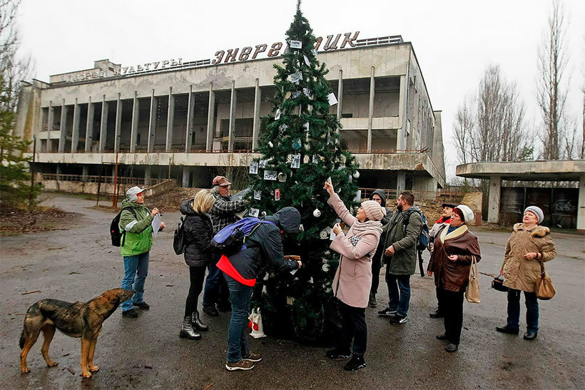 В «мертвом» городе Припять появилась новогодняя елка города,Путешествия,фото