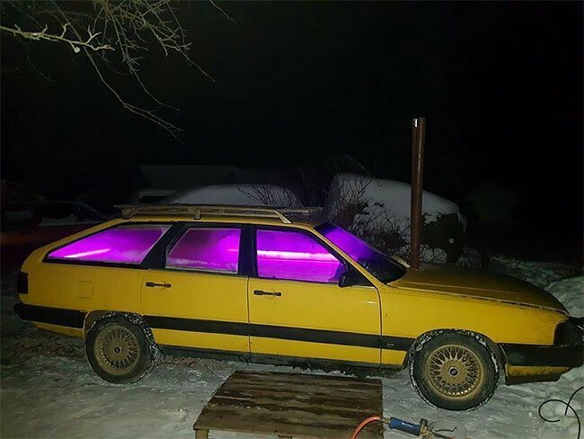 Группа друзей превратила Audi 100 1984 года в уютную сауну на дровах машинки