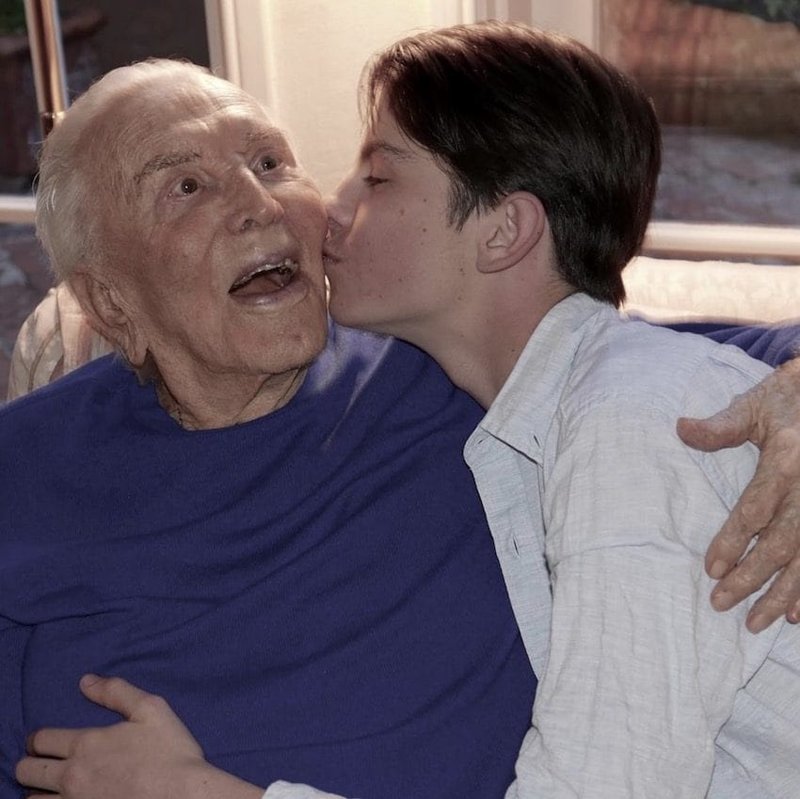 Сын Майкла и Кетрин, 17-летний Дилан Дуглас, также поздравил дедушку: "С днем рождения! Тебе 101 год и ты все такой же секси! Люблю тебя всем сердцем" Кирк Дуглас, актёр, голливуд, день рождения, долгожитель, знаменитости, кино, легенда