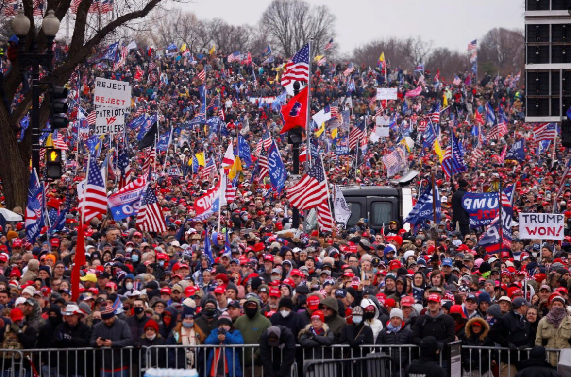 Состав вашингтона на сегодня. Митинг у Капитолия в США. Митинги в Вашингтоне в поддержку Трампа. Протесты в Вашингтоне 2021. Сторонники Трампа штурмуют Капитолий.