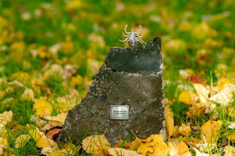 «Да здравствует клещ Валера Второй!» В Уфе похитили самый маленький памятник в России