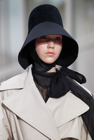 Пушистые шляпы, ушанки и бейсболки без козырька: самые модные головные уборы сезона 