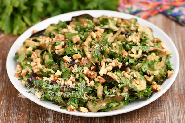 Из небольшого количества продуктов готовлю вкуснейшую закуску. Баклажаны быстро нарезаю, запекаю и измельчаю интересным способом. Закуска получается в меру острой, очень ароматной и вкусной.-8
