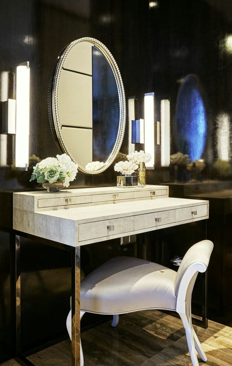 Туалетный столик с зеркалом - это главная точка спальни любой женщины.
Ведь именно здесь мы каждое утро начинаем свой день, здесь наводим красоту, экспериментируем с макияжем и прическами.-4-3