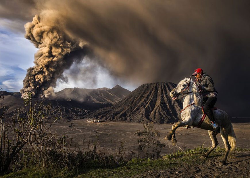 Извержение вулкана Бромо в Индонезии