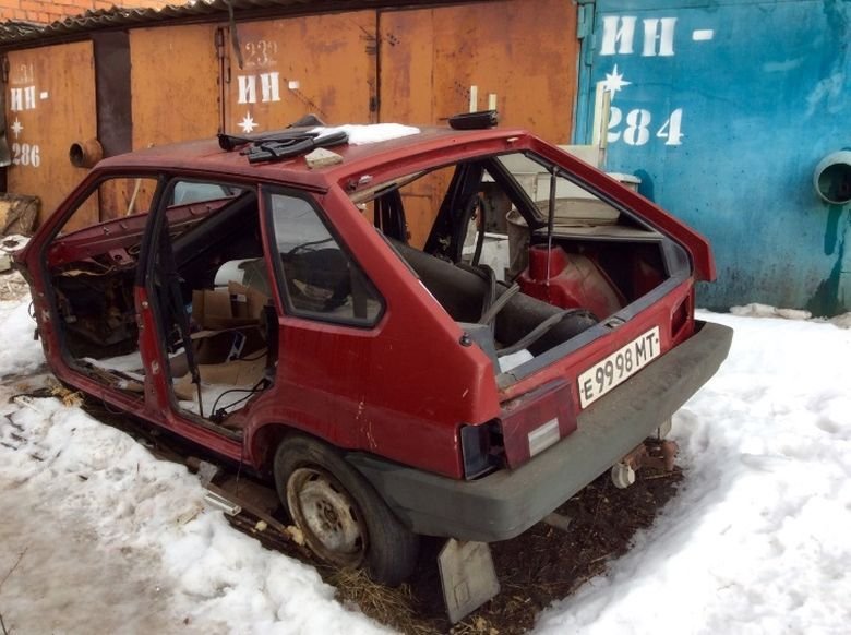 Автомобили, которые нашли во время сноса московских гаражей Автомобили, которые нашли во время сноса московских гаражей