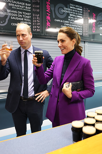 Кейт Миддлтон и принц Уильям выпили пива со студентами в Северной Ирландии Монархии
