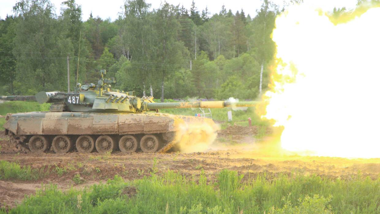 Танки Т-80БВМ «исполнили вальс» на учениях под Мурманском
