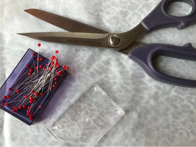 Как кроить шелк, чтобы он не скользил Как кроить шелк, чтобы он не скользил полезные советы,работа с шелком