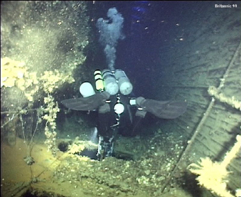 Человек без дна. Британик на дне. Подводный музей Британик. Титаник водолазы.
