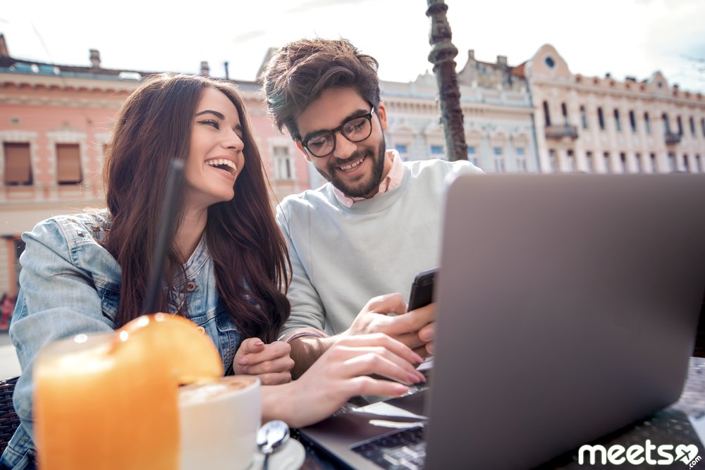 пара сидит в кафе